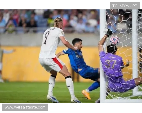 曼城世俱杯训练遭 “降级”！设施简陋难比英超奢华(2)